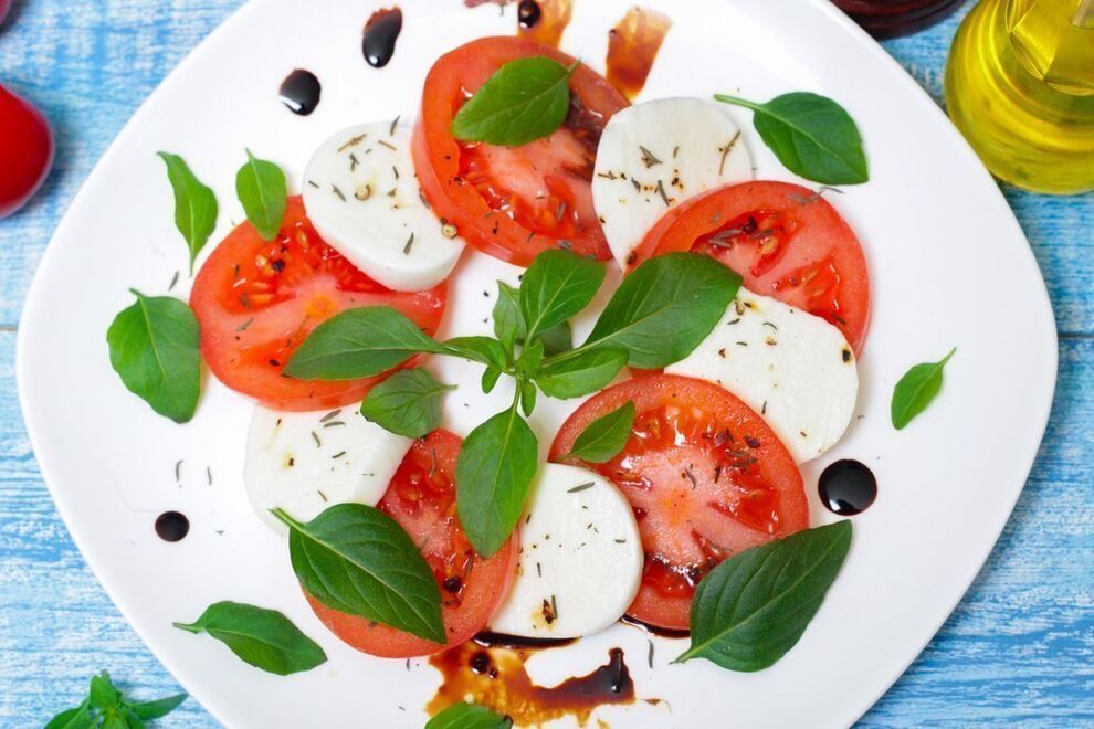 tomat jeung kéju sarta bumbu pikeun diet Mediterania