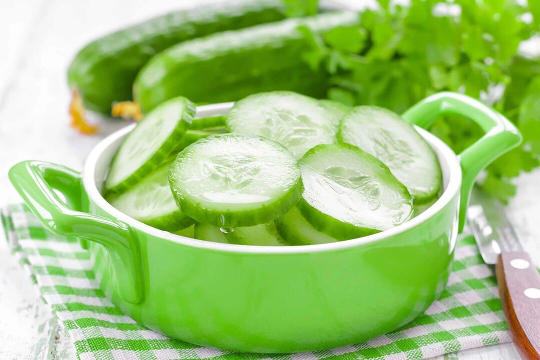 Cucumbers mangrupakeun produk indispensable pikeun leungitna beurat jeung dasar cocktails ngaduruk gajih. 