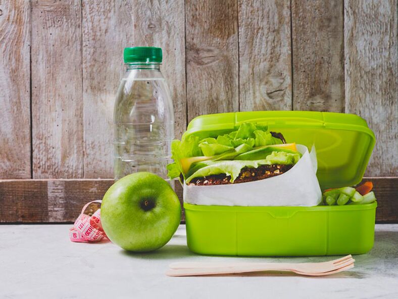 Apple, cai sareng salad