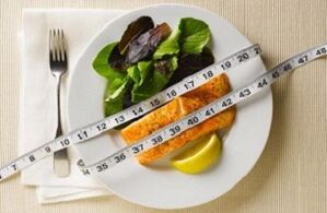 Lauk jeung salad pikeun leungitna beurat dina diet protéin